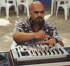 DJ Shah hat alles fest im Griff